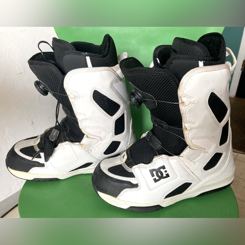 Black/white DC Scout Men’s Snowboard Boots Size 10 with BOA lacing system